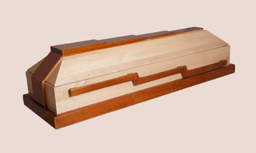 Sicriu Urcarea in Rai Sicriul este confectionat din lemn masiv de frasin si mahon realizat in 4 colturi avand un finisaj lucios si un model de trepte ce urca simbolizand urcarea in rai realizat impecabil